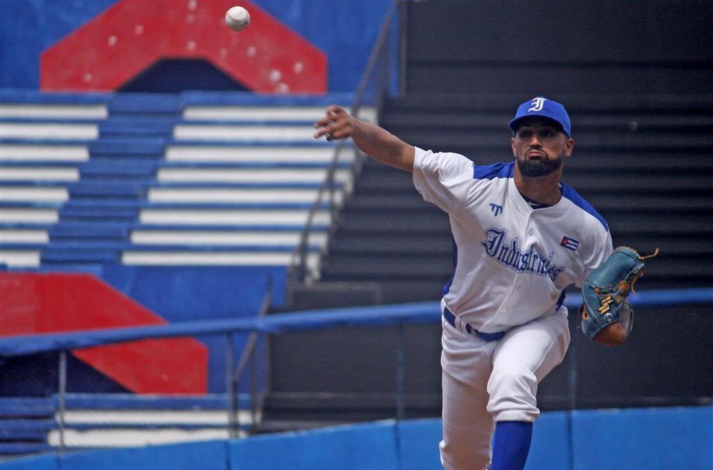 Industriales logra tercer triunfo en línea en serie beisbolera cubana