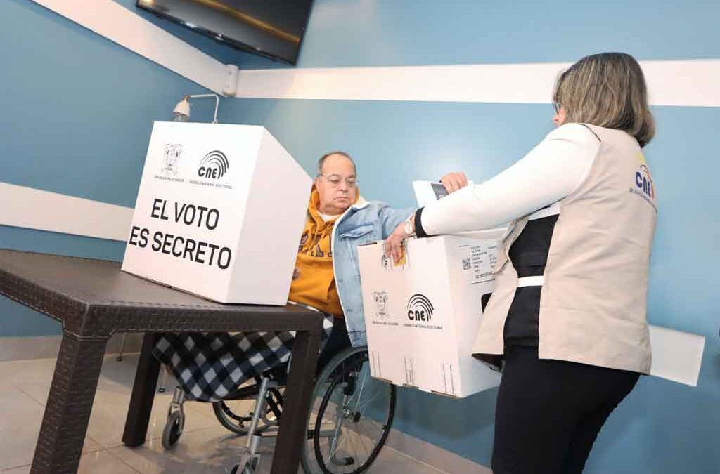 Voto en casa, segunda jornada de sufragios anticipados en Ecuador (+Post)