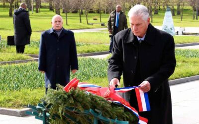 Presidente cubano rindió homenaje a defensores de Leningrado (+Fotos)