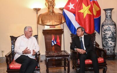 Firma Díaz-Canel libro de condolencias por fallecimiento de expresidente de Vietnam, Tran Duc Luong