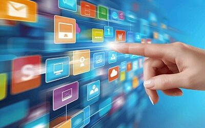 Persona tocando una pantalla táctil con iconos flotantes de apps y redes sociales