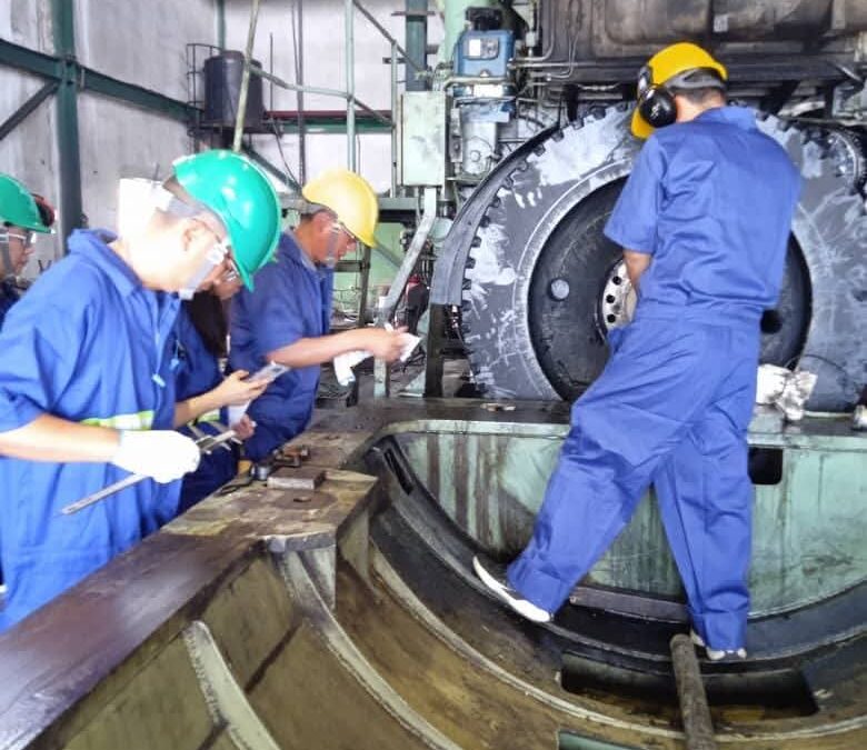 Continúan trabajadores del sector eléctrico dando su aporte para restablecer el sistema