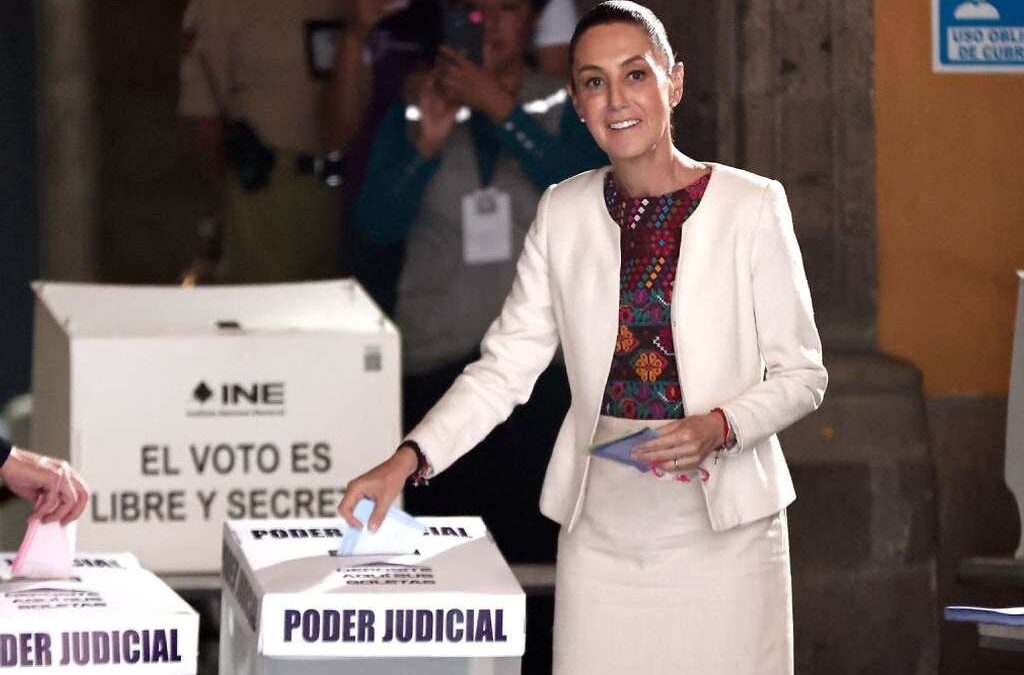 Presidenta de México vota en elecciones del poder judicial