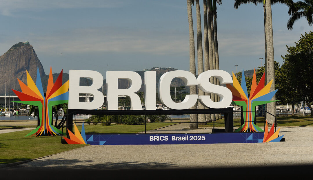 «Tratan de destruir al dólar»: Trump amenaza a los BRICS