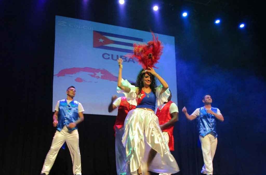 Música y bailes cubanos estremecieron el Teatro Cervantes de Quilmes (+Fotos)