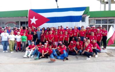 Petroleros pineros consagrados en su labor.