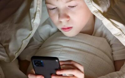 Menores de 13 años con teléfono inteligente: la trampa entre las manos