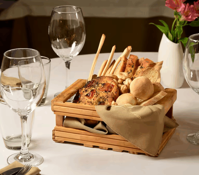 ¿Para qué sirve el pan que te dan los restaurantes antes de tomar tu pedido?