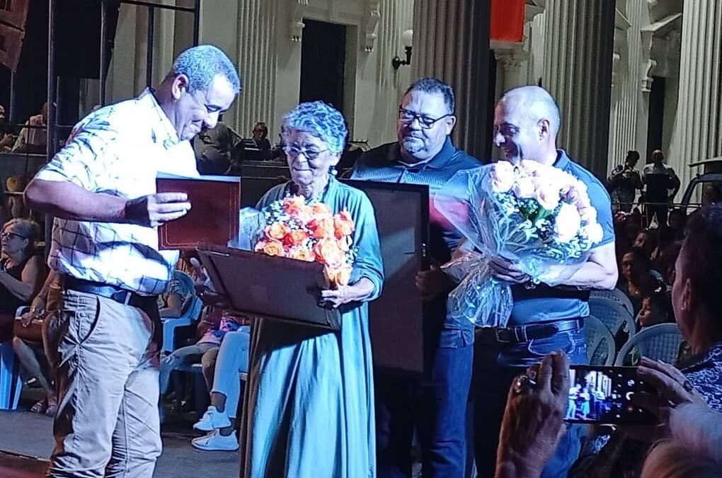 Reconocen a artista Lesbia Vent Dumois durante evento de moda en Cuba