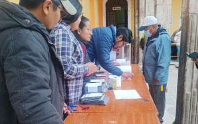 Bolivianos acuden a las urnas para elegir al nuevo presidente
