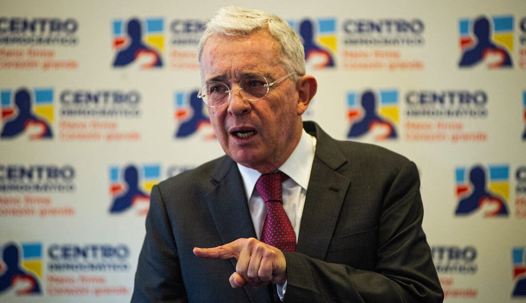 Multa, inhabilitado y 12 años de prisión en casa: la pena que ‘pone contra las cuerdas’ a Álvaro Uribe