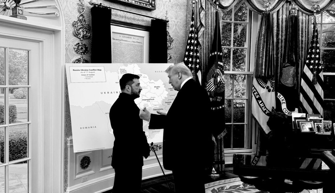Trump muestra el actual mapa de Ucrania, que le da ‘ducha fría’ a Zelenski