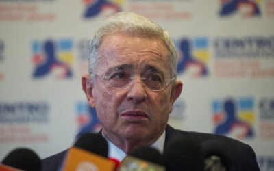 Presentan nueva denuncia penal contra Álvaro Uribe por «hostigamiento y amenazas»