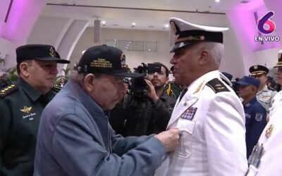 Daniel Ortega impuso condecoración a jefe de Armada de Cuba