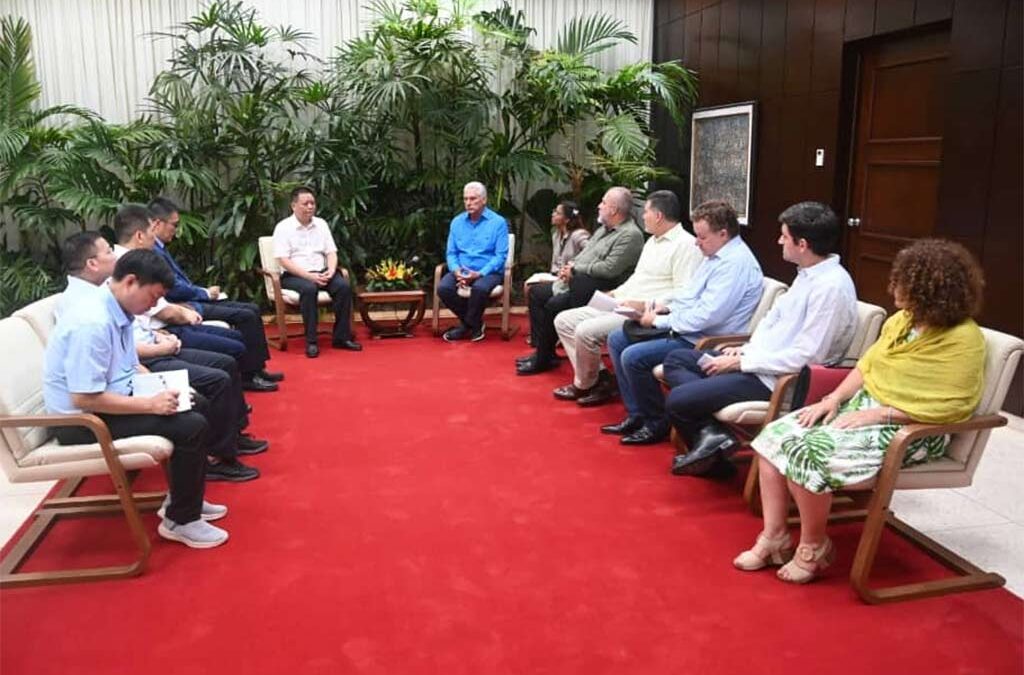 Díaz-Canel dialoga con empresarios chinos de la industria azucarera