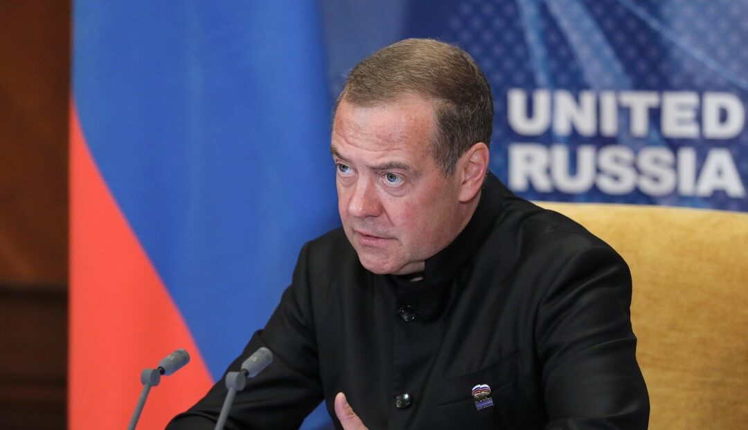 Medvédev: «EE.UU. debe renunciar a debilitar a Rusia con sanciones y aranceles»