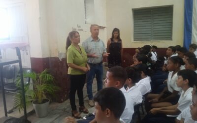 Debaten con estudiantes de secundaria básica sobre el consumo de drogas