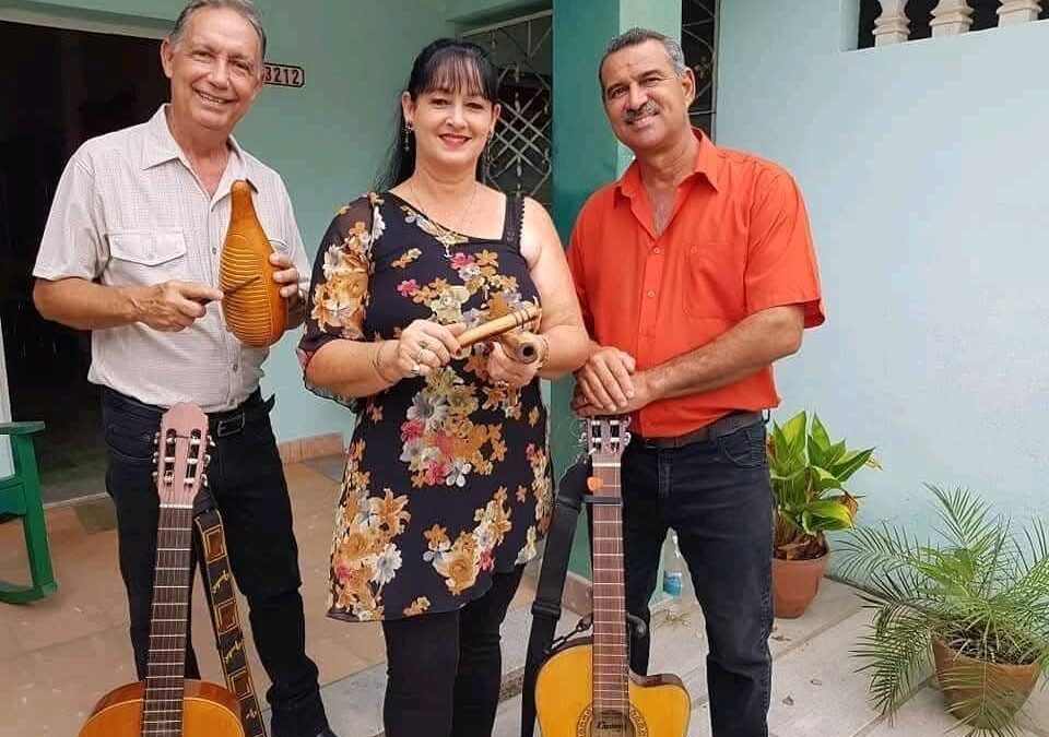 Raíces y canto: el legado campesino de Alina Rives