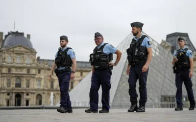 El robo del Louvre llega hasta el Palacio del Elíseo: Macron promete que las joyas serán devueltas