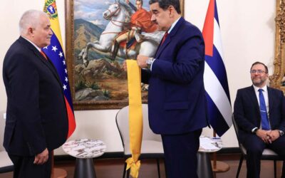 Presidente de Venezuela despide y condecora a embajador de Cuba (+Fotos)