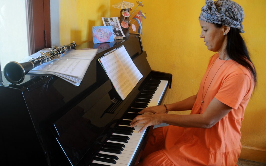 El Alma Sonora del Teatro: Araís Gómez y las «Reflexiones» de Tijo