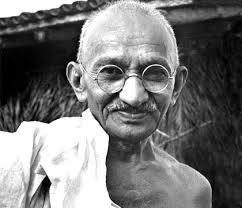 Mahatma Gandhi, contra la no violencia