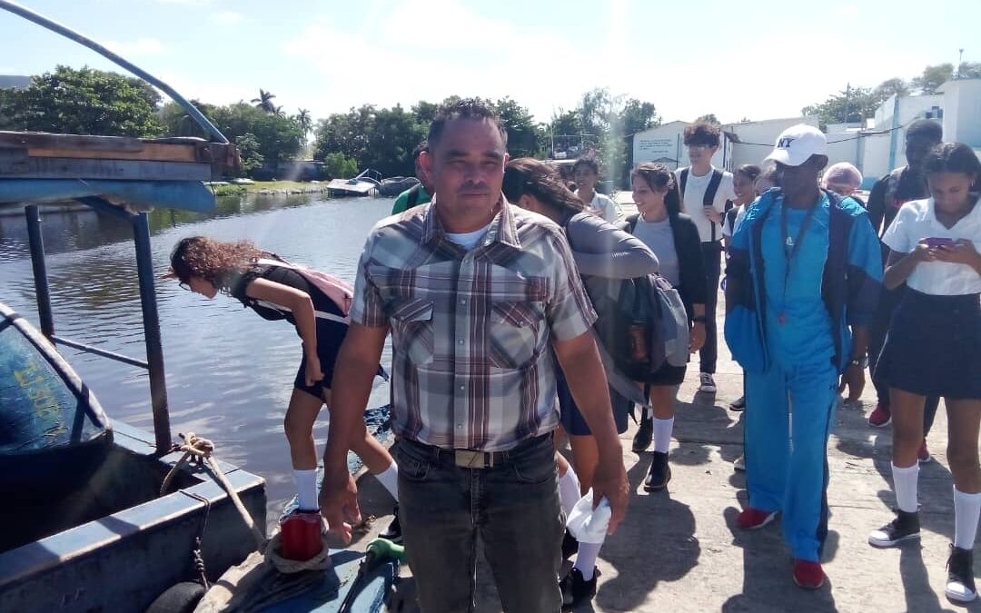 Recorren estudiantes de Pre Universitario Ciencias Exactas a la empresa Pesca- Isla