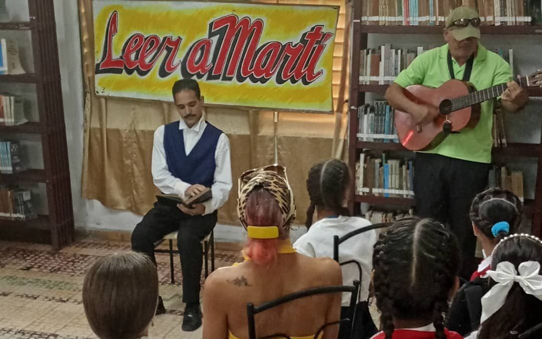 Dedican niños pineros obras para José Martí.