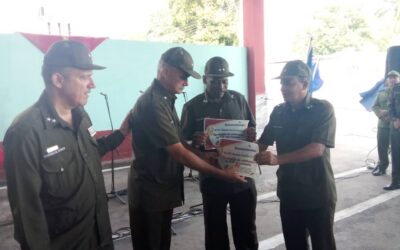 Reconocen a bomberos en su día