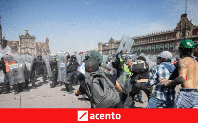 VIDEOS: Manifestantes intentan entrar al Palacio Nacional de México y policías responden