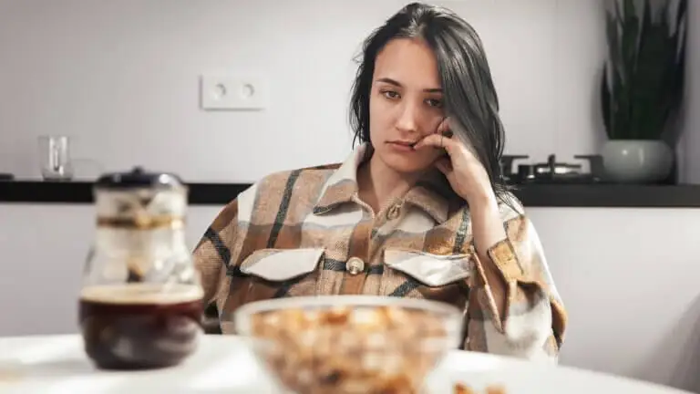 mujer-cansada-desayuno-768×432