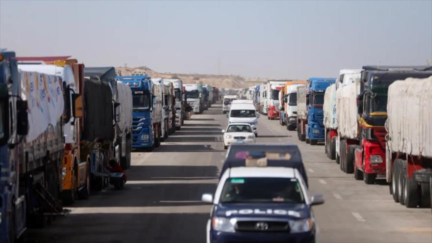 Camiones con ayuda se alinean cerca del cruce fronterizo de Rafah, entre Egipto y la Franja de Gaza, esperando entrar al enclave palestino, 1 de febrero de 2024. (Foto: Reuters)