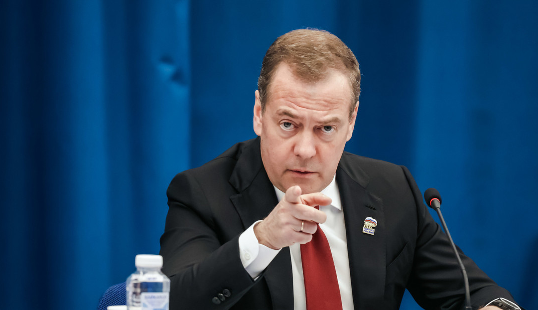 «Apestoso bastardo de Kiev»: Medvédev comenta el intento de atacar una residencia de Putin