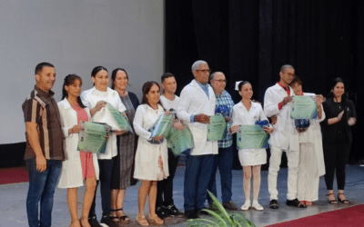 Reconocen en gala municipal a médicos pineros en su día