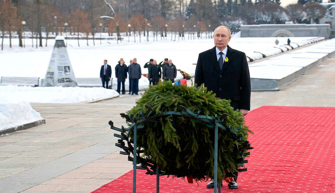 Putin rinde homenaje a las víctimas del bloqueo de Leningrado ante el monumento a la Madre Patria (VIDEO)