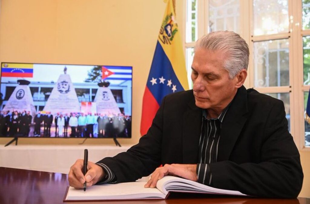 Díaz-Canel firma libro de condolencias por héroes de Cuba y Venezuela