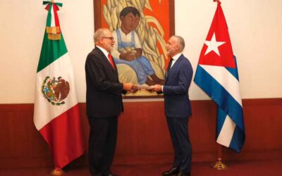 Embajador de Cuba en México presenta copias de estilo
