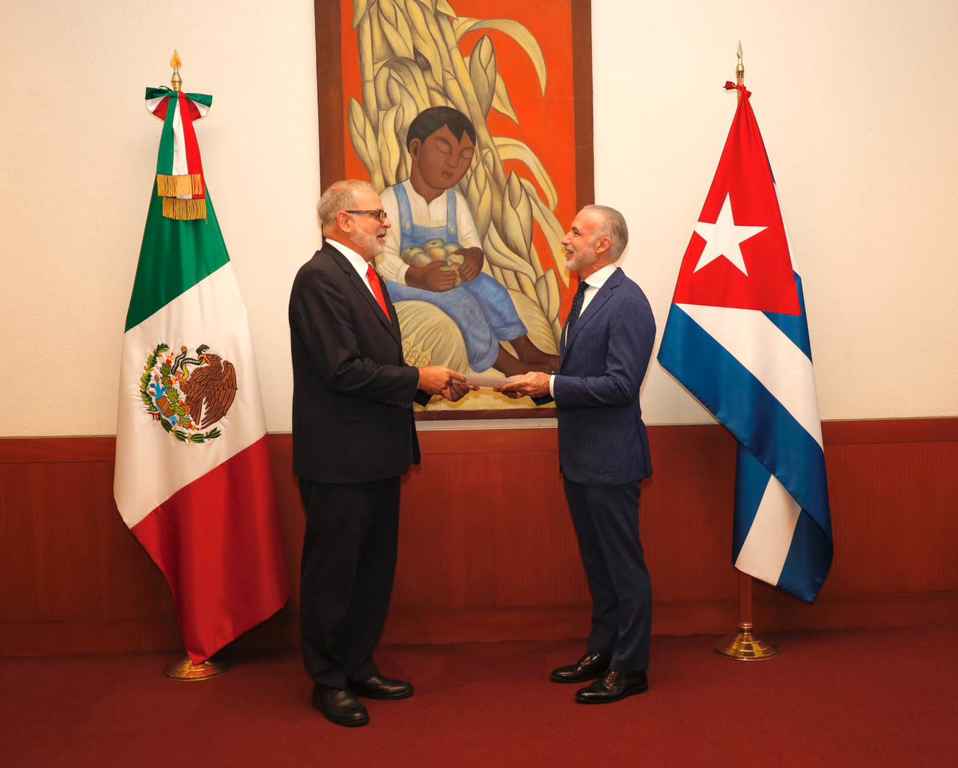 Embajador-de-Cuba-en-Mexico-presenta-copias-de-estilo-1