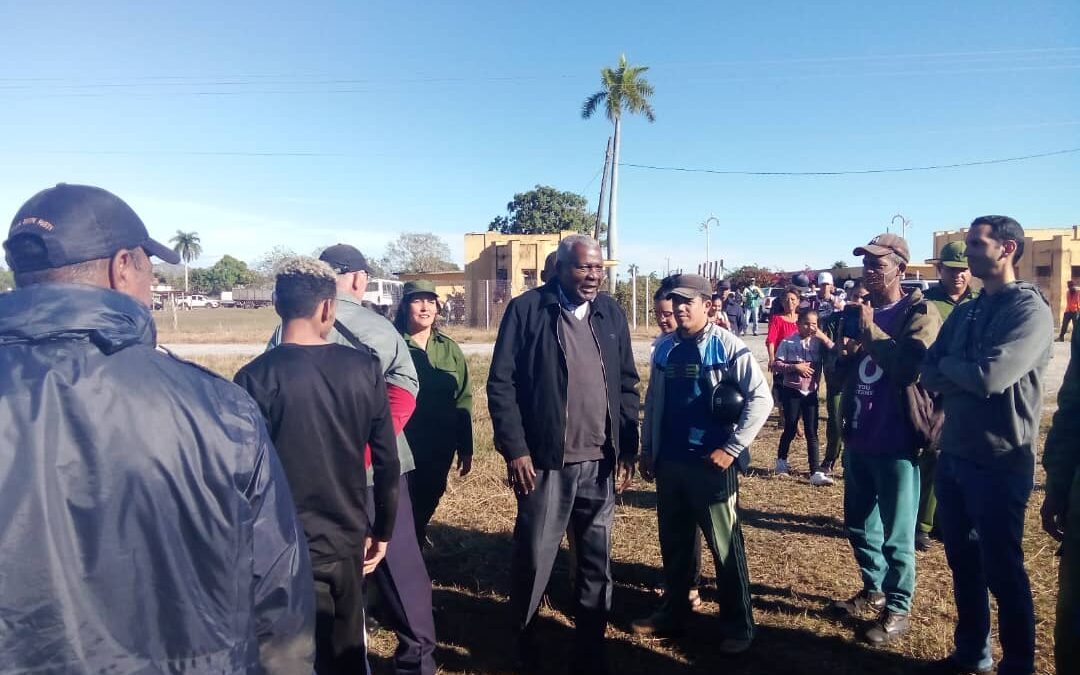 Intercambió Presidente Esteban Lazo con pobladores pineros