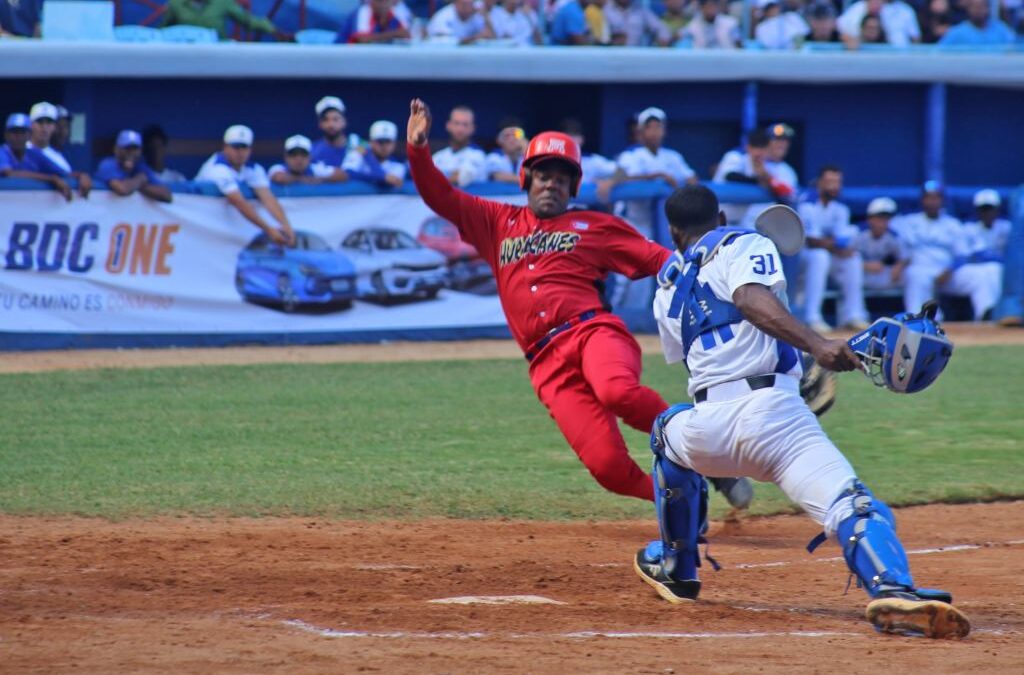 Industriales inclina a su favor los playoffs del béisbol cubano