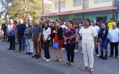 Reconocen a trabajadores de Comunales en su día.