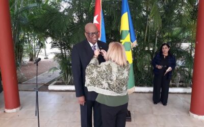 Reconocen con la Medalla de la Amistad a embajador de San Vicente y las Granadinas en Cuba 