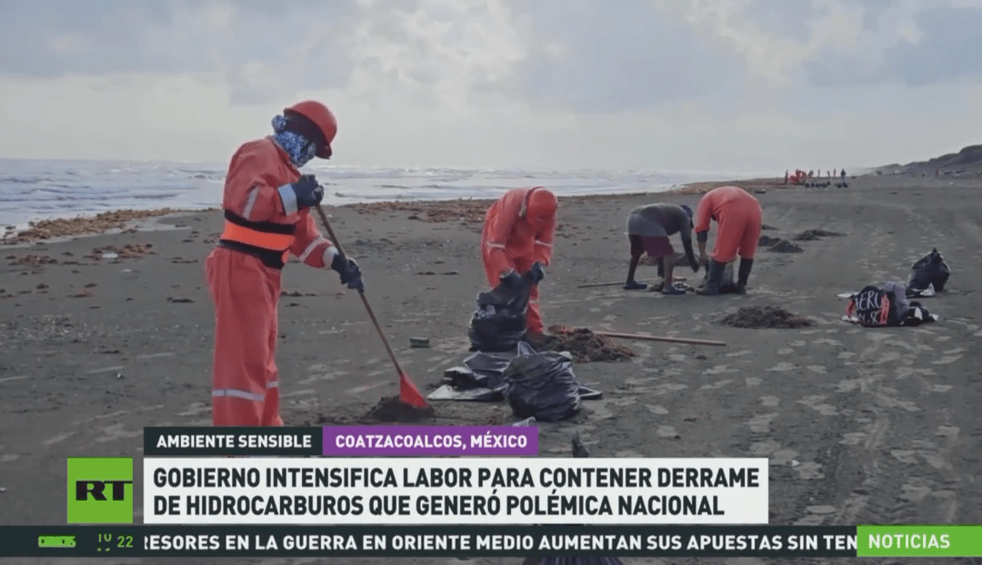 Gobierno de México intensifica labor para contener derrame de hidrocarburos que generó polémica nacional