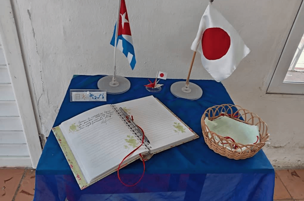 Inauguración de la exposición Entre palmas y cerezos.