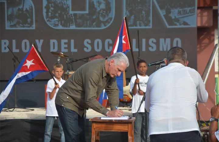 Comienza en Girón el pueblo a dar sus Firmas por la Patria (+Fotos)
