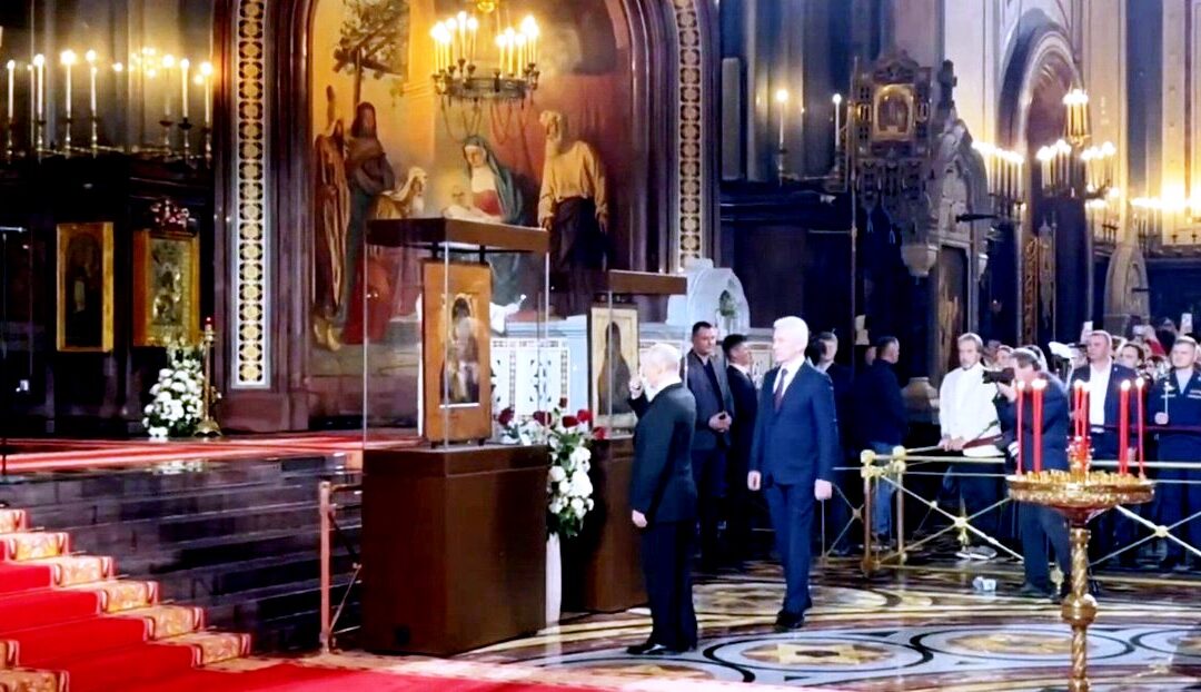 VIDEOS: Putin asiste a la misa de la Pascua ortodoxa en Moscú