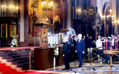 VIDEOS: Putin asiste a la misa de la Pascua ortodoxa en Moscú