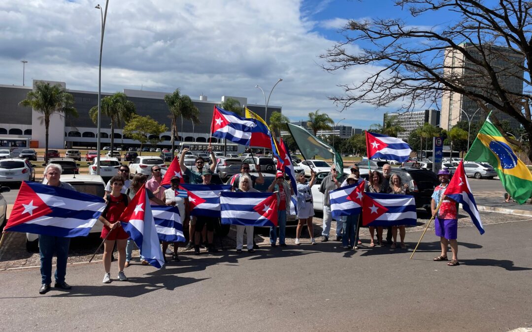 Caravana de autos muestra solidaridad con Cuba en calles de Brasilia