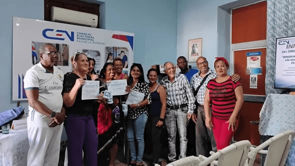 Pineros realizan taller de innovación y ciencia en Consejo Electoral