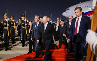 Guardia de honor y alfombra roja: Putin aterriza en Pekín
